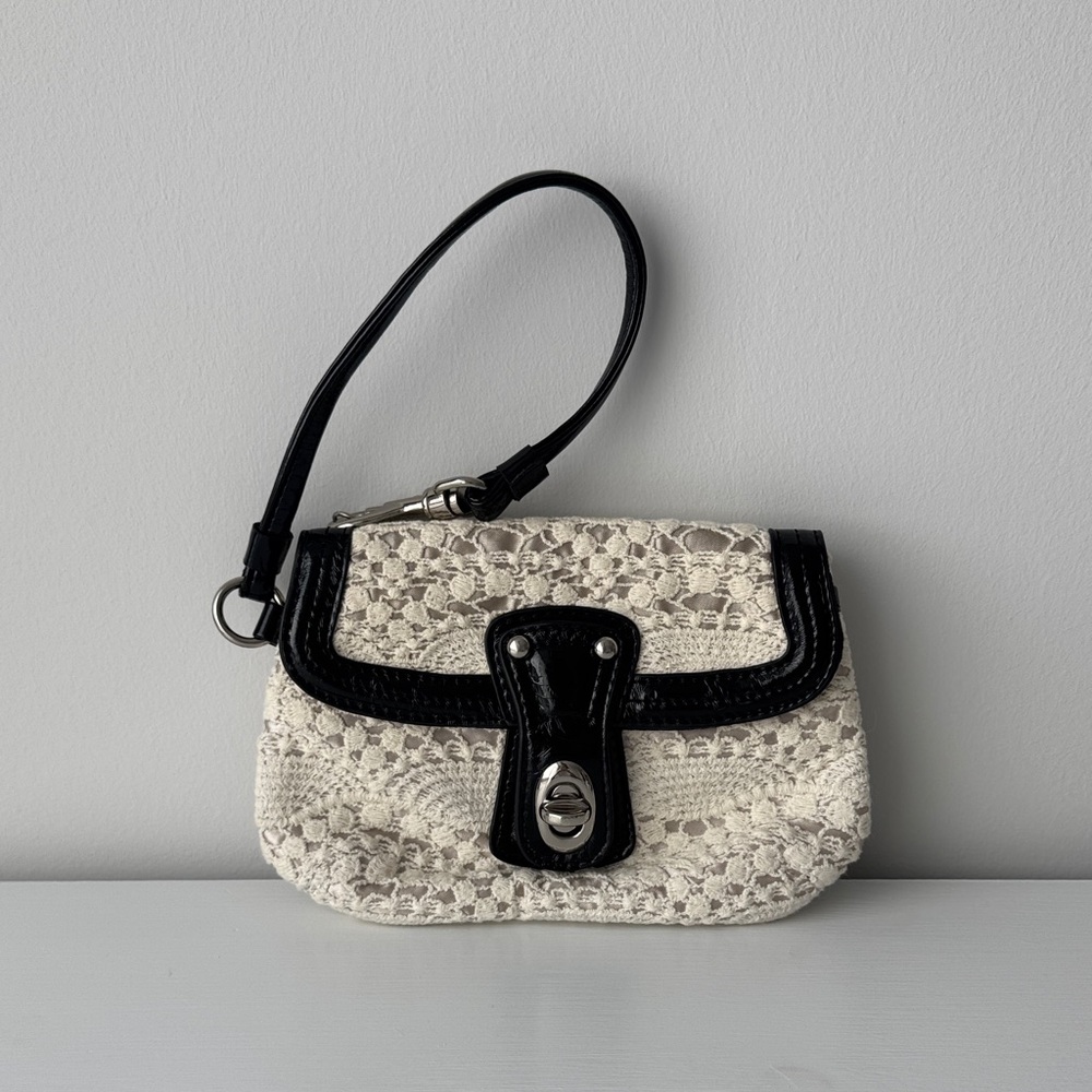 Maud Frizon - crochet pattern wristlet